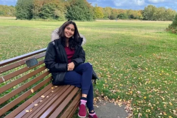 නිරුවත් ඡායාරූප අන්තර්ජාලයට දැමූ සයිබර් අපරාධකරුට මෙරට තරුණියක් දුන් දඬුවම. ලක්ෂ 8කුත් කඩාගෙන. (PHOTOS)