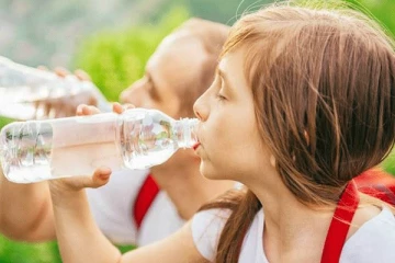 ඕනවට වඩා වතුර බිව්වොත් සිරුරට වෙන දේ මෙන්න.