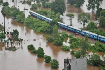 800 பயணிகளுடன் பாதியில் நின்ற ரயில்: எச்சரிக்கை விடுத்தும் ரயிலை இயக்கியது ஏன் என எம்.பி கேள்வி?