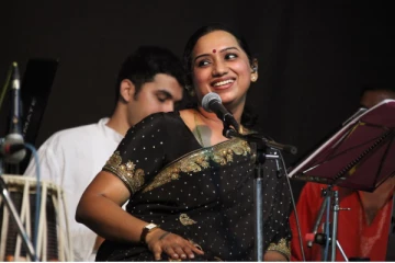 பிரபல திரைப்பட பின்னணி பாடகி முடிவால் அதிர்ச்சியில் ரசிகர்கள்!