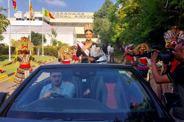 திருமதி உலக அழகிப் போட்டியில் வெற்றிபெற்ற இலங்கை அழகி நாடு திரும்பினார் | Sri Lankan Beauty Returns Home After Mrs World Win