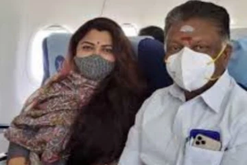 ஓபிஎஸ் – குஷ்பு ஒன்றாக விமான பயணம்- வைரலாகும் புகைப்படம்