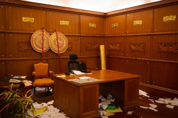 சிறந்த 100 புகைப்படங்களில் கோட்டாபயவின் அலுவலக புகைப்படம்