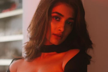 உலகத்துல யாரு பிறந்தநாளுக்கு இப்படி ஒரு கிளாமர் போஸ் கொடுக்க மாட்டாங்ம்மா பூஜா