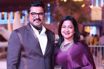 இரவு பார்ட்டியில் ராதிகா சரத்குமார் மீது கைபோட்டு நெருக்கமாக இருக்கும் விவாகரத்தான நடிகர்..