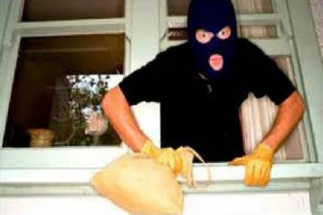 தமிழர் பகுதியில் வீடொன்றில் கூரையைப் பழுது பார்ப்பதாக கூறி கொள்ளையடிப்பு