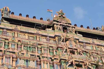 76-வது சுதந்திர தினவிழா : சிதம்பரம் நடராஜர் கோவில் கோபுரத்தில் பறக்க விடப்பட்ட  தேசியக்கொடி