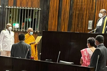 அத்துரெலிய ரதன தேரர் கட்சியிலிருந்து நீக்கம்! கேள்விக்குறியாகும் நாடாளுமன்ற உறுப்புரிமை