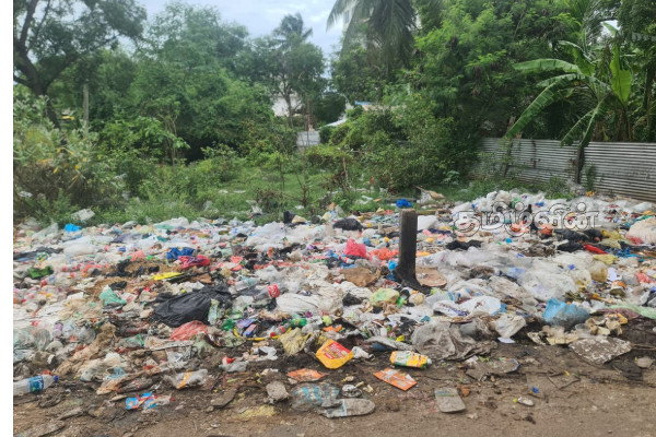 யாழில் கொட்டப்படும் கழிவுகளால் மக்கள் அசௌகரியம்! விரைந்து சென்ற மாநகரசபை | Waste Being Dumped In Jaffna Council Acted
