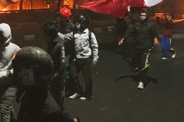 தீயிட்டு கொழுத்தப்பட்ட நாடாளுமன்றம் ; பற்றி எரியும் இந்தோனேசியா