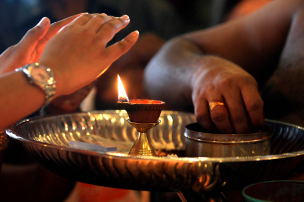 கோவிலுக்கு வந்த பெண்ணுடன் தகாத உறவு; திருமணம் செய்ய வற்புறுத்தியதால் தீர்த்துக்கட்டிய பூசாரி | Improper Relationship With A Woman