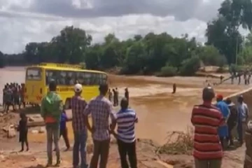 பேருந்திலிருந்து தூக்கி வீசப்பட்ட மாணவன் உயிரிழப்பு