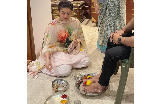 கணவருக்கு காலைக் கழுவி பூஜை செய்து சர்ச்சையில் சிக்கிய நடிகை - நெட்டிசன்களின் ஆதங்கம்! | Actress Pranitha Who Performed Foot Pooja Husband