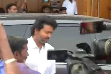 என்னடா இது விஜய்க்கு வந்த சோதனை!! ரசிகர்களை சந்திக்க சென்ற இடத்தில் அபராதம் போட்ட போலிசார்..