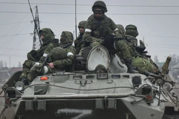 பதுங்கு குழிகளை அமைத்து தற்காப்பை பலப்படுத்தும் ரஷ்ய படை