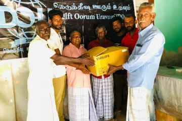 நெடுந்தீவு ஊரும் உறவு நிறுவனத்தினால் மின்குமிழ்கள் வழங்கிவைப்பு