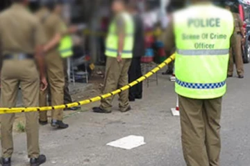 முச்சக்கர வண்டியை மோதிவிட்டு தப்பிச் சென்ற கார் ; இருவர் காயம்