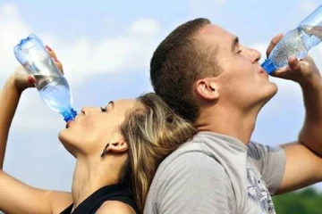 தேவைக்கு அதிகமாக தண்ணீர் குடித்தால் என்ன ஆகும் தெரியுமா?