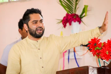 கிழக்கு மாகாணத்தில் பொருளாதார நெருக்கடி இல்லையென காட்ட முயலும் ஆளுநர்