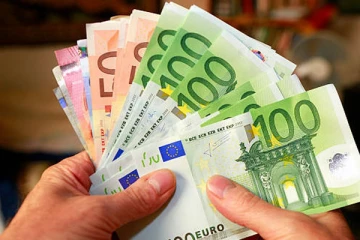 வங்கி வாசலில் பிச்சையெடுத்துக்கொண்டிருந்த பெண்ணுக்கு லொட்டரியில் அடித்த அதிர்ஷ்டம்!