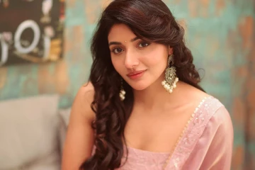 ஜெயிலர் பட நடிகை மிர்னா மேனன்.. அழகிய போட்டோஷூட்