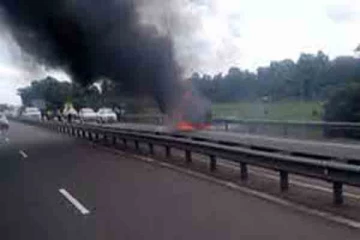 தெற்கு அதிவேகத்தில் தீயில் எரிந்த வாகனம்