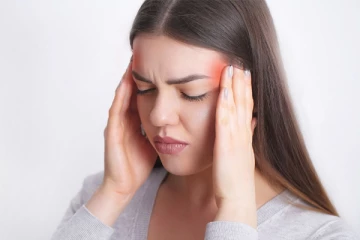 காலையில் எழுந்தவுடன் தலை வலி இருக்கின்றதா? நீங்கள் செய்யும் இந்த தவறு தான் காரணம்