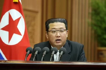 ஒருபக்கம் ஏவுகணை சோதனை... மறுபக்கம் வெள்ளைக் கொடியுடன் வடகொரிய தலைவர்