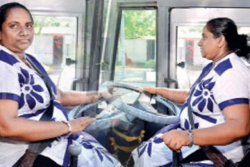 වෙනද බැහැල ගියපු අය අද මාව හොයාගෙන ඇවිත් බසයට නගිනව..50ක් එක්ක අධිවේගයේ පොරබඳින ලංකාවේ එකම කාන්තාව මෙන්න..