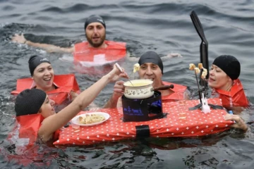 கடுங்குளிரையும் பொருட்படுத்தாமல் ஜெனீவா ஏரிக்குள் குதித்த ஆயிரக்கணக்கான சுவிஸ் நாட்டவர்கள்...