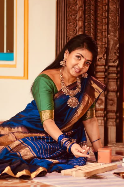 இந்த புகைப்படத்தில் இருக்கும் சிறுமி யார் என உங்களுக்கு தெரிகிறதா? சின்னத்திரையில் முன்னணி நடிகை | Top Serial Actress Childhood Photo Viral