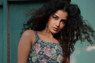 நடிகை அனுபமா பரமேஸ்வரன் ட்ரெண்டி போட்டோஷூட்