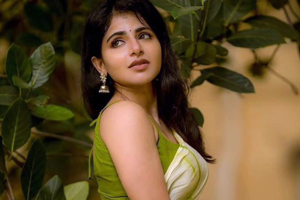 படுத்து கொண்டு கவர்ச்சி ஆடையில் எல்லை மீறிய 27 வயது நடிகை.. புலம்பும் ரசிகர்கள் | Iswarya Menon Latest Hot Photoshoot