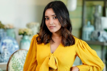 ஷார்ட் உடையில் அனிகா சுரேந்திரன் - லேட்டஸ்ட் போட்டோஷூட்