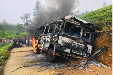 விபத்தில் இருவர் பலி: பேருந்தை எரித்த பிரதேச மக்கள்(Video)