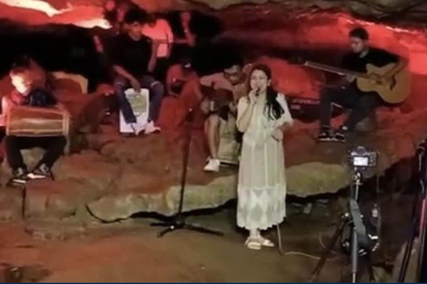குகைக்குள் நடந்த இசைக் கச்சேரி | A Concert Inside The Cave