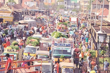 கோயம்பேட்டில் காற்றில் பறக்கும் கொரோனா விதிகள் - அதிகாரிகள் ஆய்வு