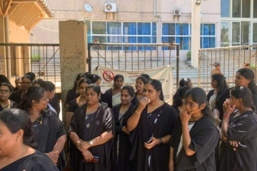 யாழில் பொலிஸாருக்கு எதிராக குதித்த சட்டத்தரணிகள்!