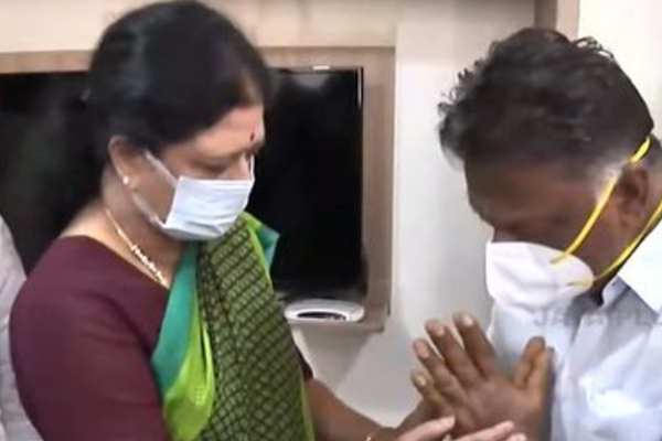 கண்கலங்கி கதறிய ஓபிஎஸ் : கைப்பிடித்து ஆறுதல் கூறிய சசிகலா! | Aiamdk Leader Ops Wife Passes Sasikala கண்கலங்கி கதறிய ஓபிஎஸ் : கைப்பிடித்து ஆறுதல் கூறிய சசிகலா! | Aiamdk Leader Ops Wife Passes Sasikala