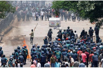 பங்களாதேக்ஷில் அரச தொலைக்காட்சிக்கு தீவைத்த ஆர்ப்பாட்டக்காரர்கள் !