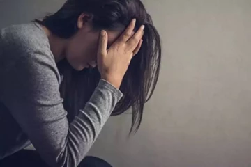 தமிழகத்தில் 9ஆம் வகுப்பு மாணவி மாடியில் இருந்து குதித்து தற்கொலை முயற்சி! தொடரும் சோகம்