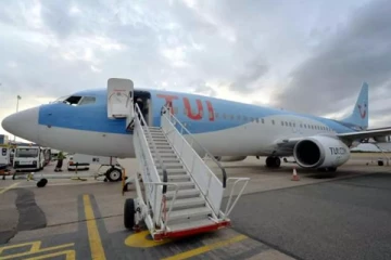 விமானத்திலிருந்து கீழே இறங்க முயன்ற பணிப்பெண்ணுக்கு நேர்ந்த சோகம்