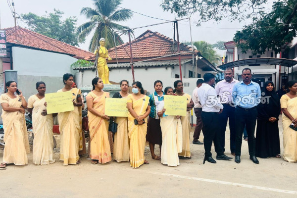 மன்னாரில் பெண் கிராம அலுவலரை தாக்க முயற்சி - போராட்டத்தில் குதித்த கிராம அலுவலர்கள் | Attempted Attack On Female Gs In Mannar மன்னாரில் பெண் கிராம அலுவலரை தாக்க முயற்சி - போராட்டத்தில் குதித்த கிராம அலுவலர்கள் | Attempted Attack On Female Gs In Mannar