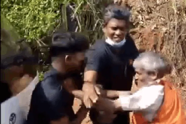 நடுவீதியில் வைத்து மூத்த ஊழியரைத் தாக்கியவருக்கு நேர்ந்த கதி | Fate Of Man Who Attacked Senior Officer On Road நடுவீதியில் வைத்து மூத்த ஊழியரைத் தாக்கியவருக்கு நேர்ந்த கதி | Fate Of Man Who Attacked Senior Officer On Road