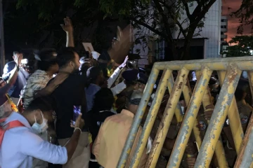 விடுதலைப் புலிகளின்  தலைவர் இருந்திருந்தால் சிங்கள மக்களையும் காப்பாற்றியிருப்பார்!  ஆவேசமாக பேசிய பெண் (Video)