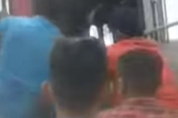 බස් දෙකක් එකට ගැටේ.. මහ පාරේ දෙපිරිසක් ඇන කොටා ගනියි වීඩියෝ සහිතයි.. (VIDEO)