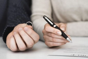 பிரித்தானியாவில் கொரோனா தாக்கிய ஆண்டில் குறைந்த விவாகரத்துகள்.. ONS தகவல்