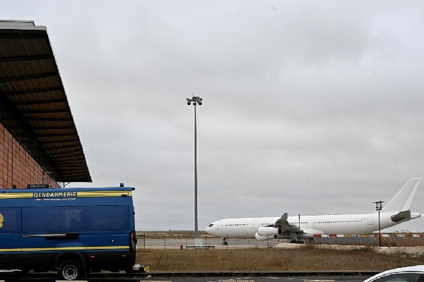 இந்திய பயணிகளுடன் ஐரோப்பிய நாட்டில் தரையிறக்கப்பட்ட விமானம் : துணையின்றி பயணித்த சிறார்கள் - ஐபிசி தமிழ்