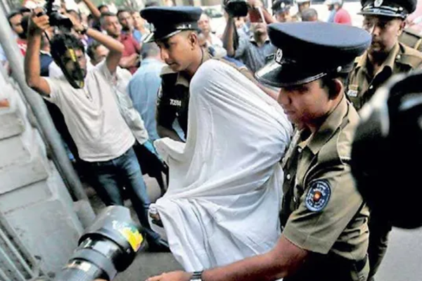 பாடசாலை வளாகத்திற்குள் ஆசிரியர் ஒருவரின் மோசமான செயல் | Police Arret Teacher Who Packted Drugs