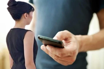 பெண்களின் நிர்வாண படங்கள் வைத்திருந்த காதலன் ; நண்பர்களுடன் சேர்ந்து சம்பவம் செய்த காதலி